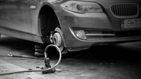 Wheels taken off car exposing its wheel bearings