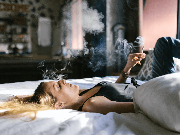 Frau raucht einen Joint zum entspannen