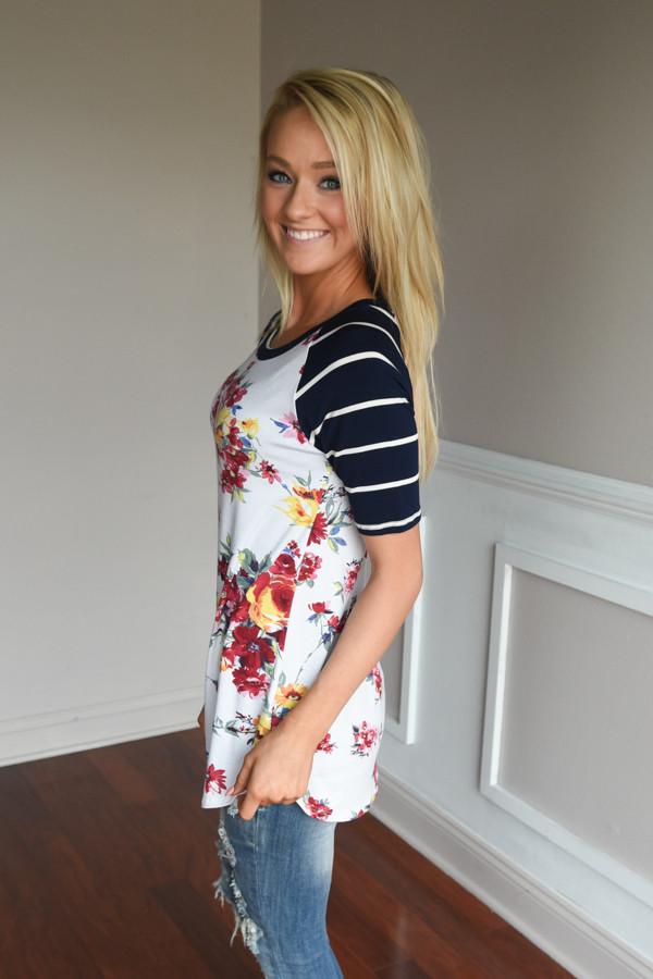 A Little Flirty Floral Top Navy – The Pulse Boutique