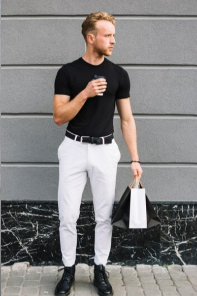 homem usando camiseta preta com calça social