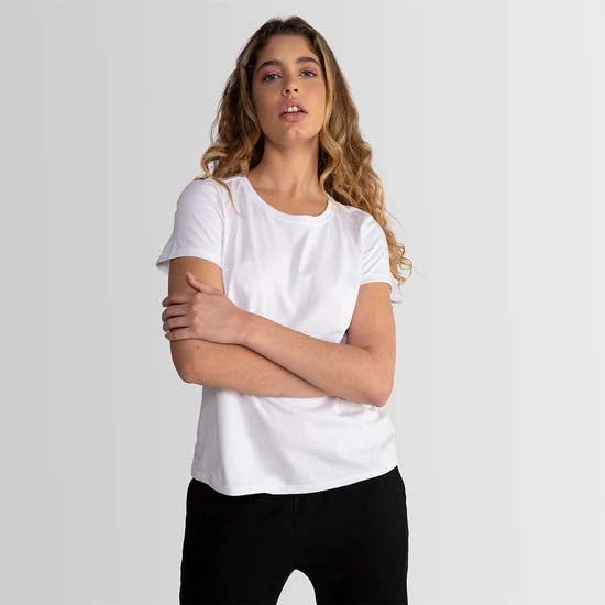 mulher vestindo camiseta branca com proteção UV