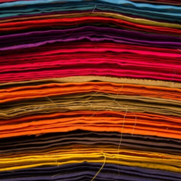 pilha de tecidos sustentáveis e coloridos