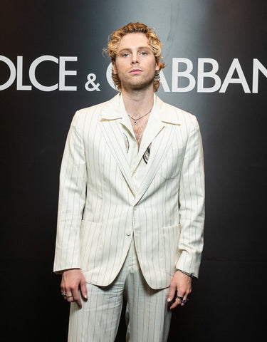 milano fashion week uomo 2023 primavera estate 2024 sfilata uomo vip stile attori cantanti modelli luke hemmings dolce e gabbana