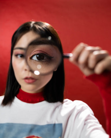 Women with magnifying glass 