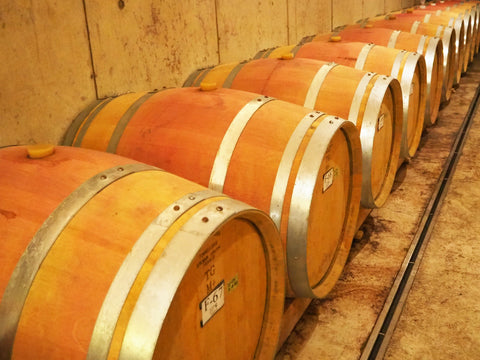 木製ワイン樽が並ぶオチガビワイナリーの地下貯蔵施設の写真