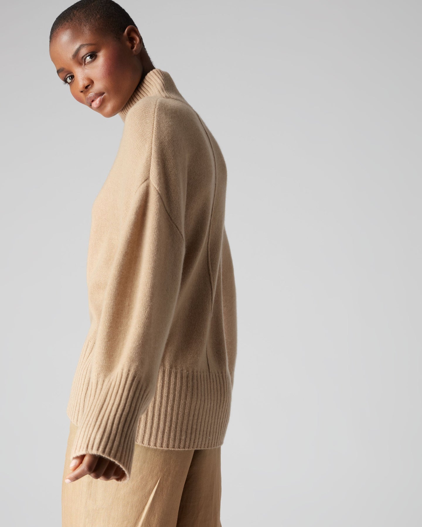 Women's Mock Neck Curved Hem Cashmere Sweater Camel Brown | N.Peal