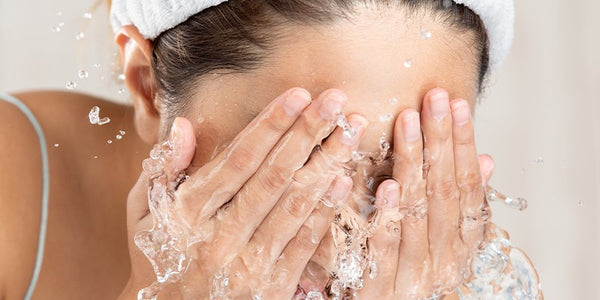 limpeza-de-pele-mulher-lavando-rosto