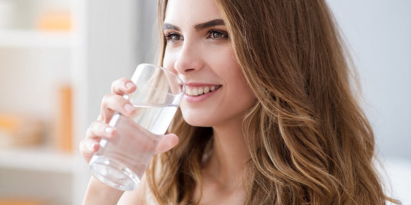 protetor-solar-oral-mulher-bebendo-agua