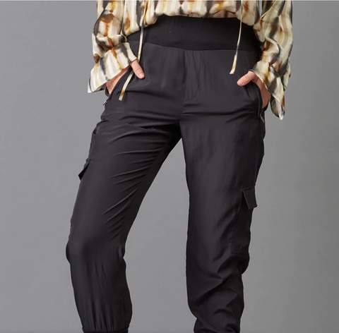 SATIN CARGO POCKET BLACK PANT