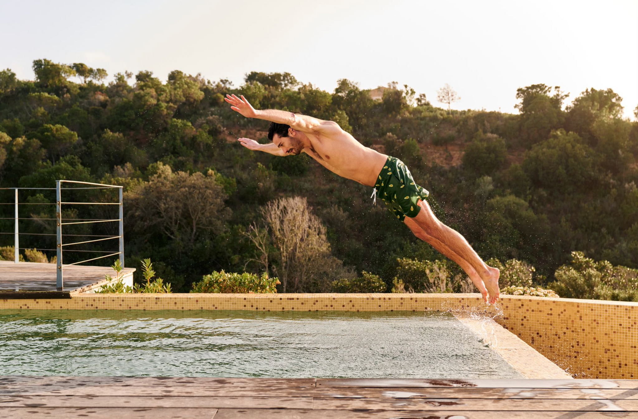 Homme qui plonge dans sa piscine