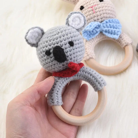 Hochet pour bébé en bois et en crochet de coton I Animals™ – Three Hugs -  Puériculture, Mode et Accessoires de bébé