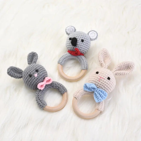 Hochet pour bébé en bois et en crochet de coton I Animals™ – Three Hugs -  Puériculture, Mode et Accessoires de bébé