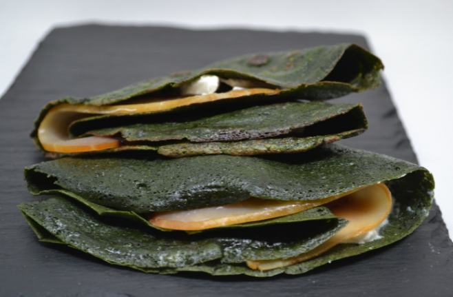 Crepes alla spirulina con pesce spada affumicato e burrata