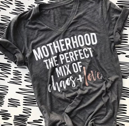T-shirt { Motherhood the perfect mix of chaos and love }