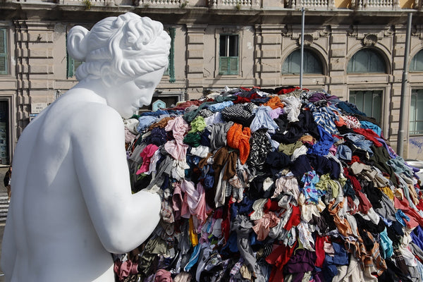 Simone Isaia, Piazza Municipio, Napoli, Venere, Venere degli stracci, Iod edizioni, petizione, Michelangelo Pistoletto, incendio il 12 luglio del 2023, psichici, carcere, clochard, Paolo Giulierini