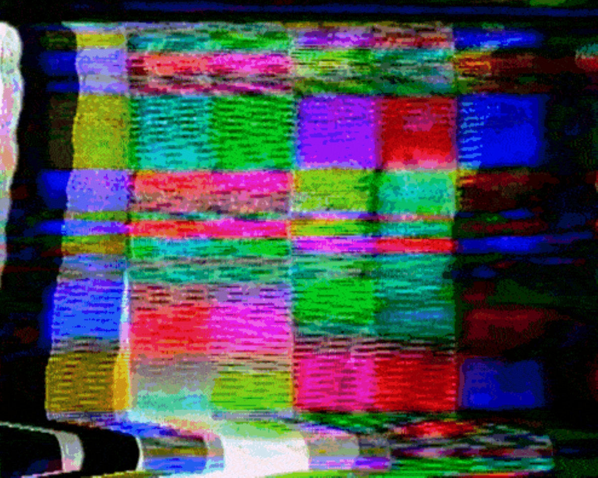 Помехи в эфире. Помехи на телевизоре. Экран с цветными полосками. Шум телевизора цветной. Цветные помехи на телевизоре.