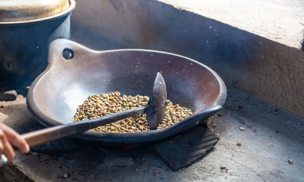 Roasting coffee on a skillet