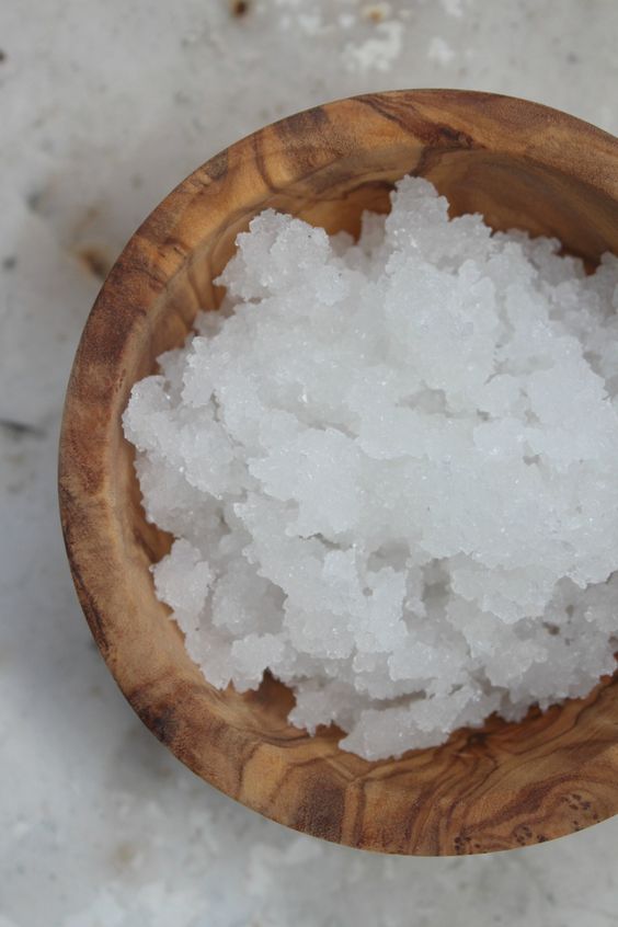 Magnesium in Skincare, Magnesium flakes in a wooden bowl