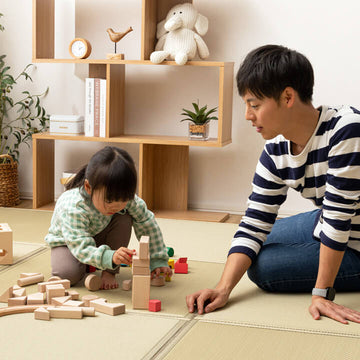 隙間のない置き畳 綾模様の上で遊ぶ親子