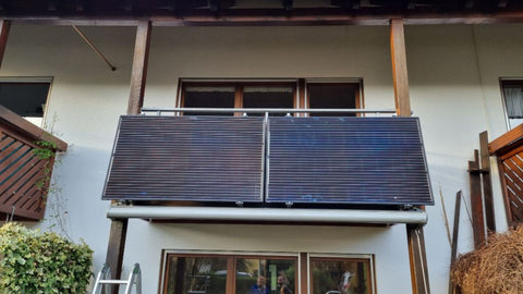 Mini Solaranlage montiert an einem Balkon
