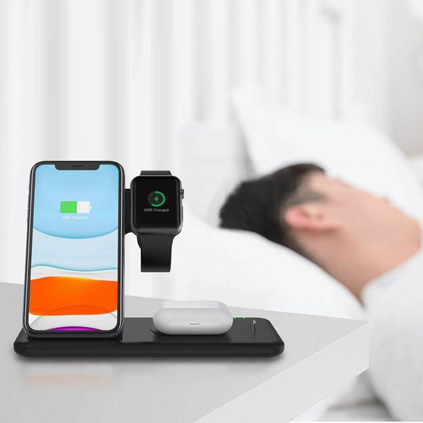 Carregador Por Indução iPhone carregando um iPhone, um smartwatch e um fone enquanto o dono dorme
