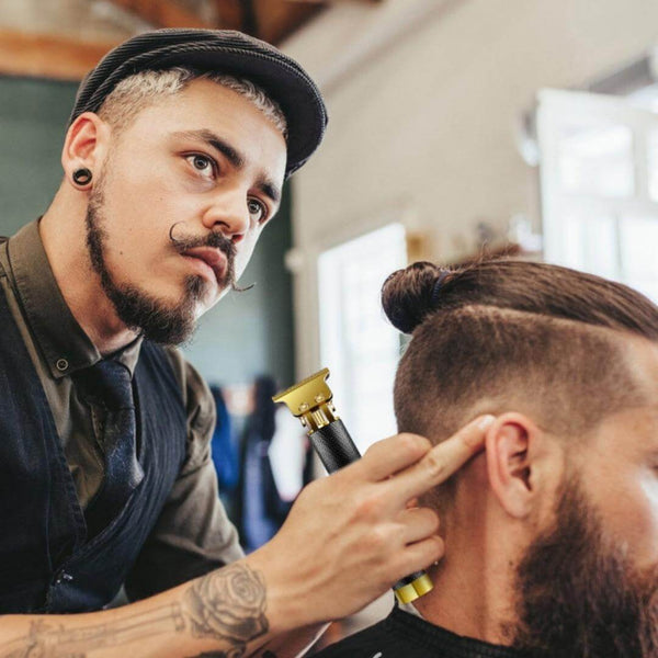 Barbeiro usando a Máquina de Cortar Cabelo Sem Fio