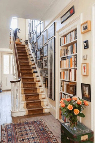 Contemporary staircase wall decoration