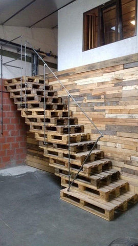 Nápady na dekoráciu stien pre schody