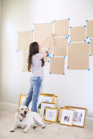 Vorbereitung zum Aufhängen einer Dekoration an der Wand