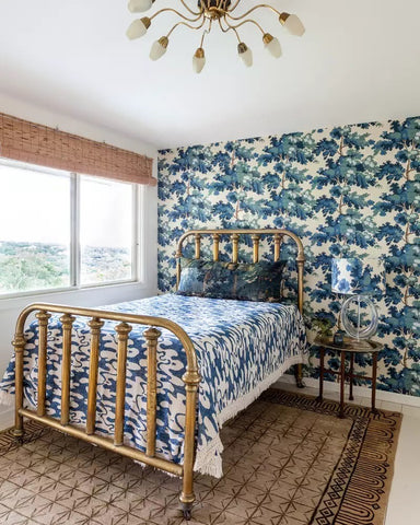 Modra tapiserija za spalnico