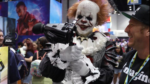 Pennywise IT en la Comic Con usando el buscador z inteligente para su teléfono