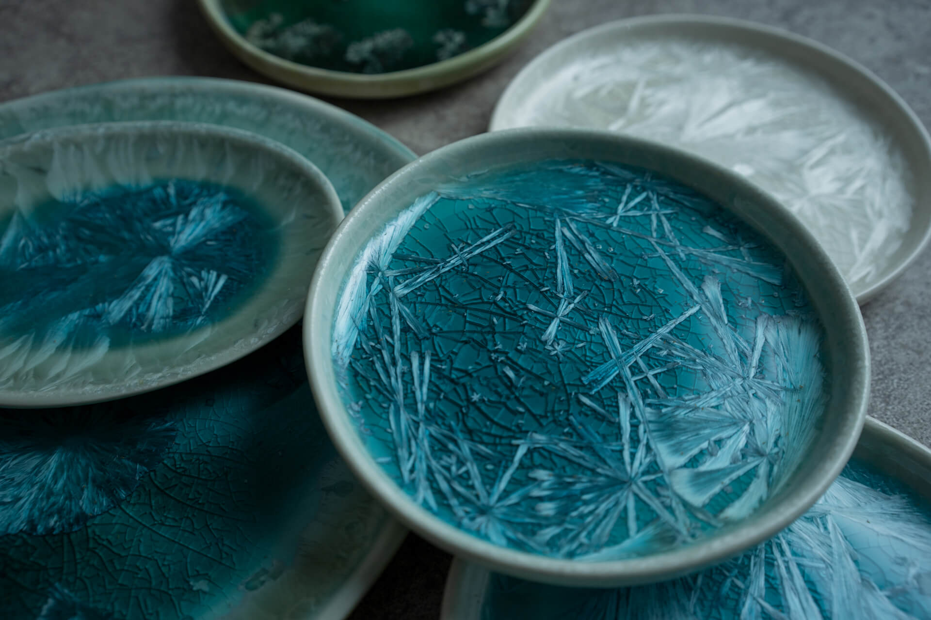 ジャンピエールコヒュートの水面に氷が張ったようなデザインの陶器のディテール