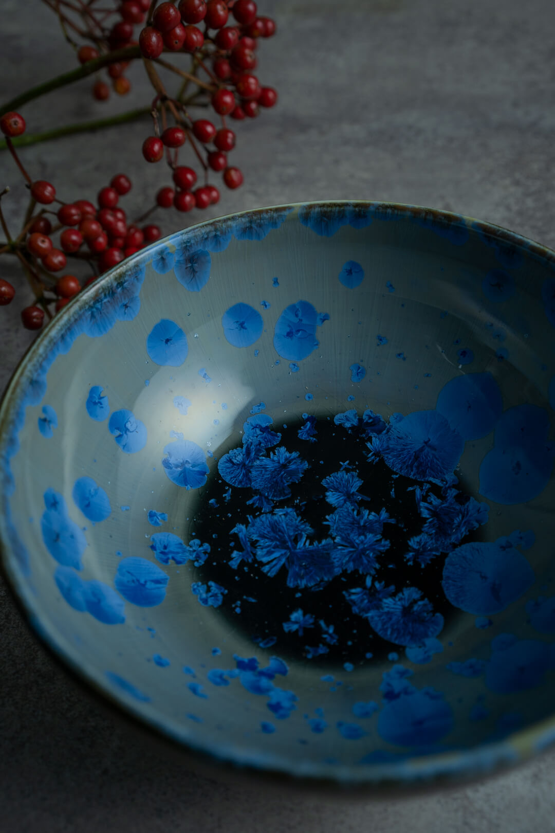 ジャンピエールコヒュートの青い斑点が美しい陶器のディテール