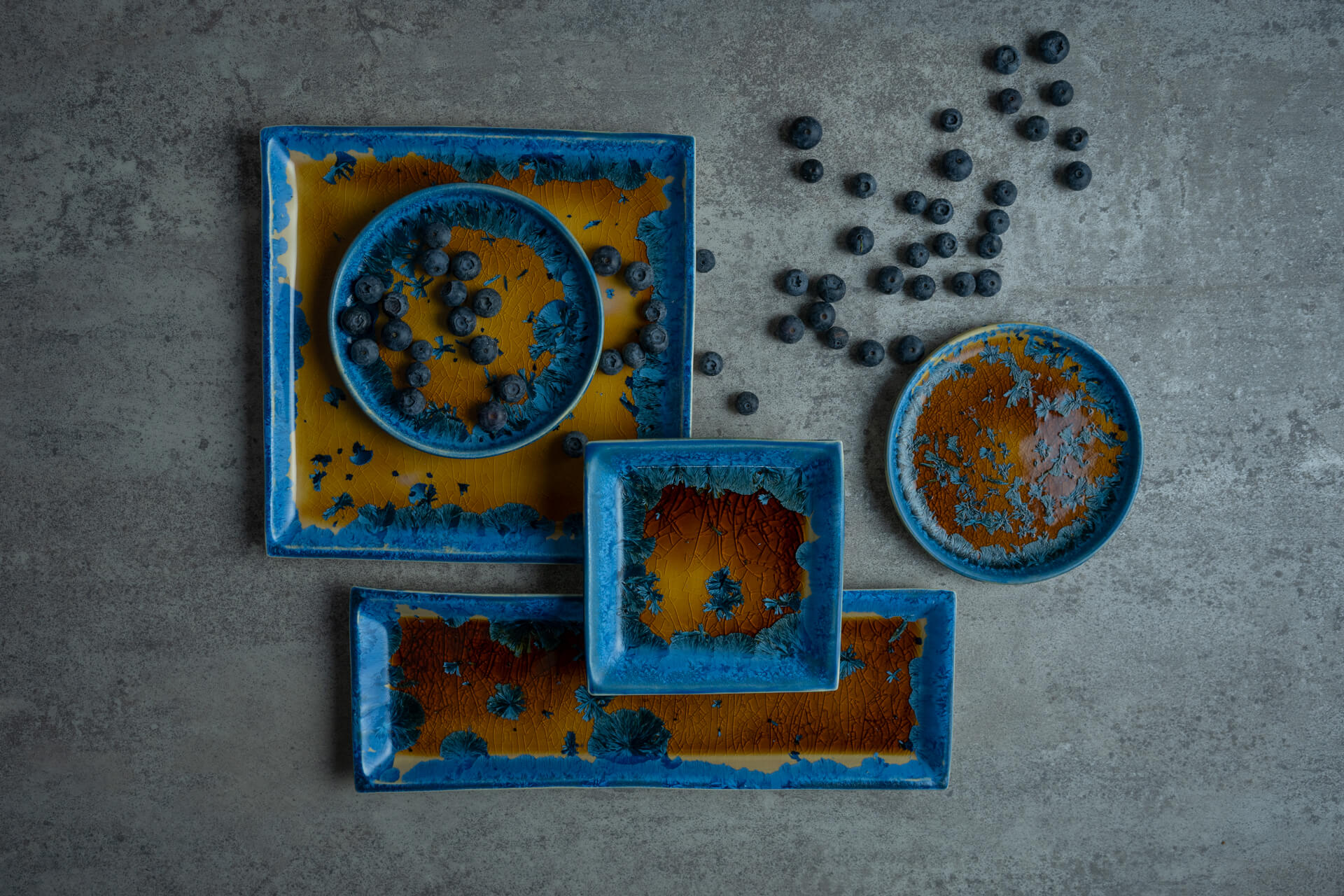 ジャンピエールコヒュートの淵をターコイズブルーで彩った陶器