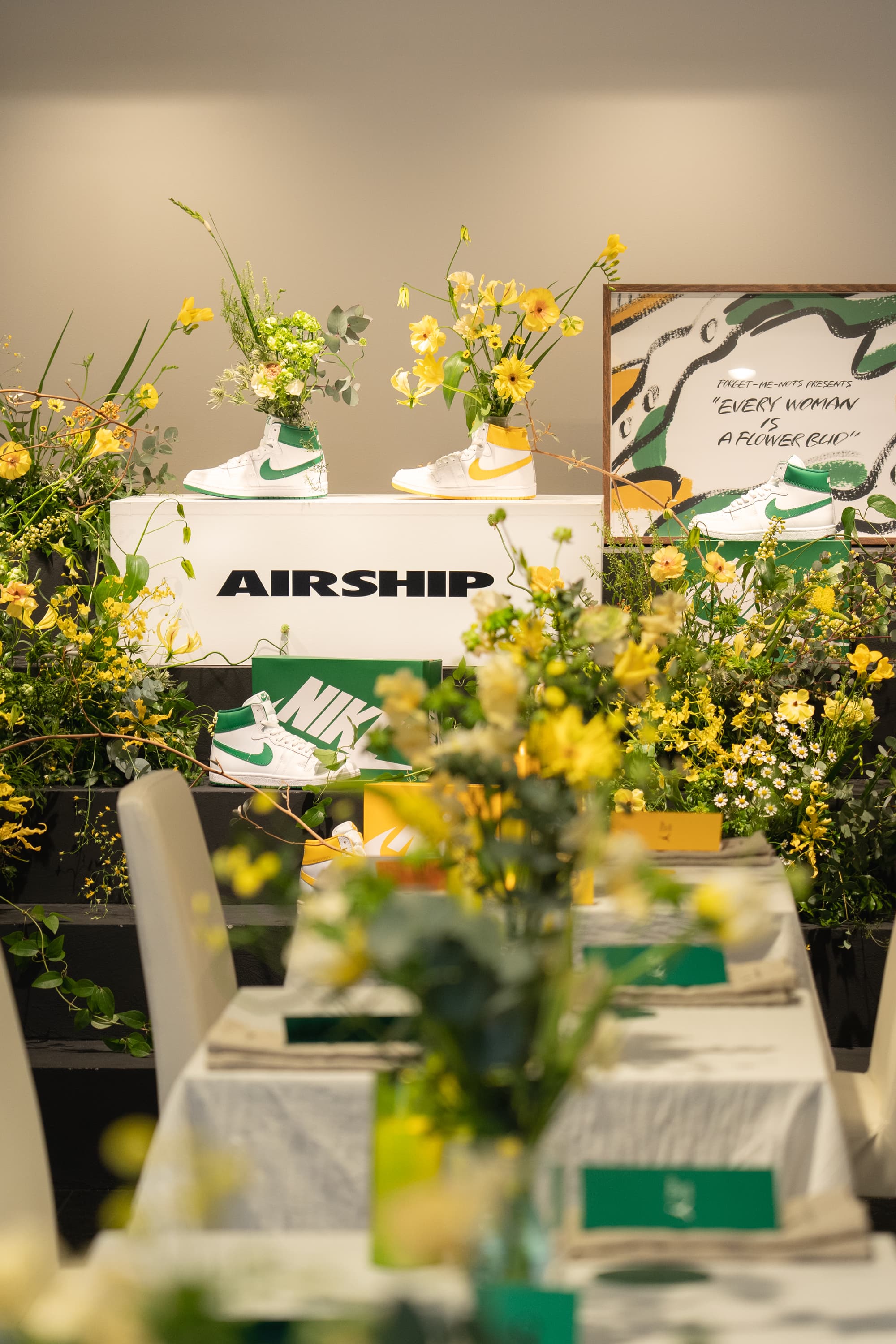 テーマカラーのイエロー、グリーンの花々と陳列されたJORDAN AIR SHIP PE SP