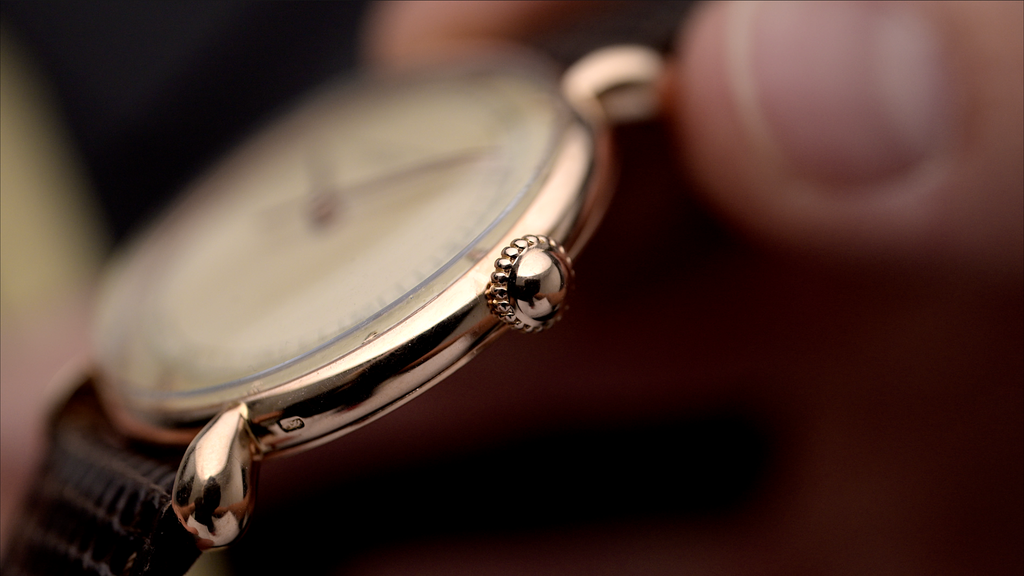 close up on a vintage Vacheron Constantin reference 4218 crown in rose gold