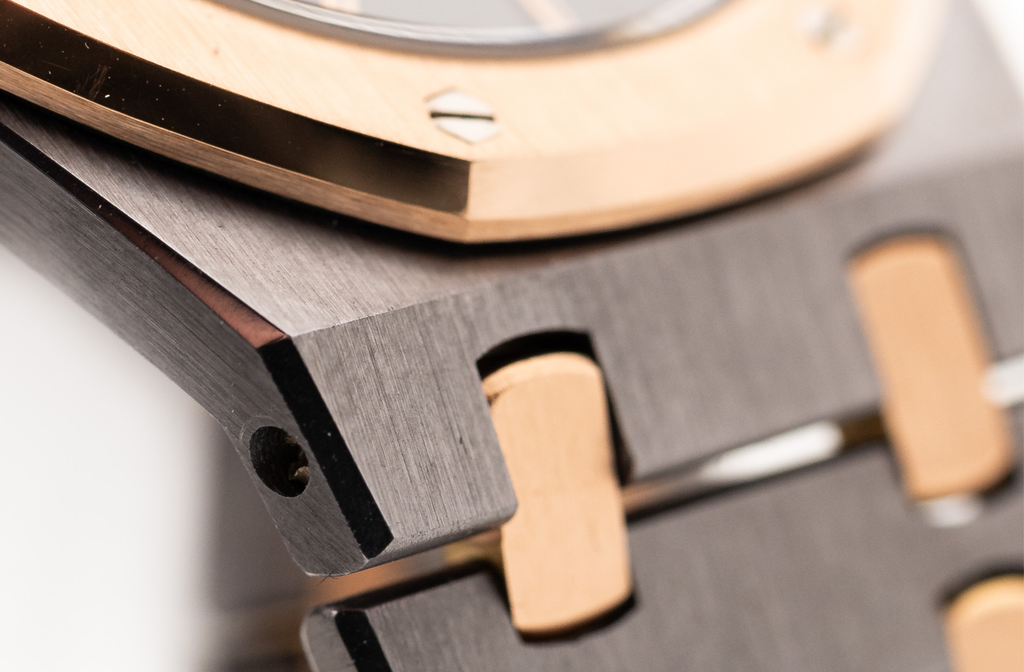Zooming in on the finishing of the Tantalum Royal Oak ref. 56175