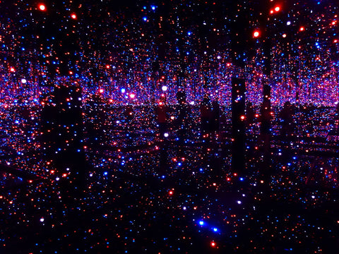 Photographie d'une Infinity Mirror Room de Yayoi Kusama