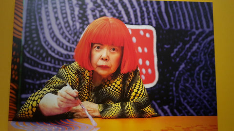 Photographie portrait Yayoi Kusama peignant