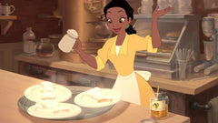 Tiana, a princesa trabalhadora da animação da Disney, em sua cozinha em Nova Orleans. Com seu avental e utensílios de cozinha em mãos, ela trabalha incansavelmente para realizar seu sonho de ter seu próprio restaurante. Determinada e dedicada, Tiana é um exemplo de como o trabalho árduo e a perseverança podem levar à realização dos nossos sonhos. Uma imagem perfeita para fãs de histórias inspiradoras e personagens fortes e determinadas.