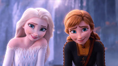  Anna e Elsa sorrindo felizes enquanto olham para a tela com emoção