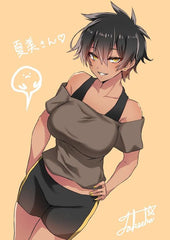 Imagem de uma garota tomboy de anime com estilo esportista e pele escura, usando roupas masculinas e shorts esportistas