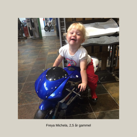 Freya Michela, speedway kører som 2,5 år gammel på en lille blå speedway maskine