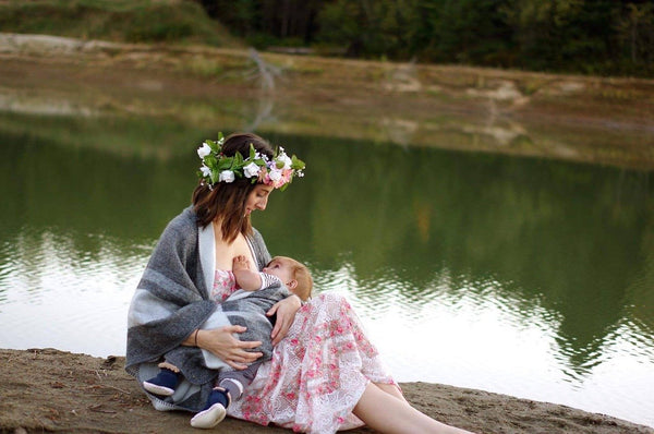 how to breastfeed outside