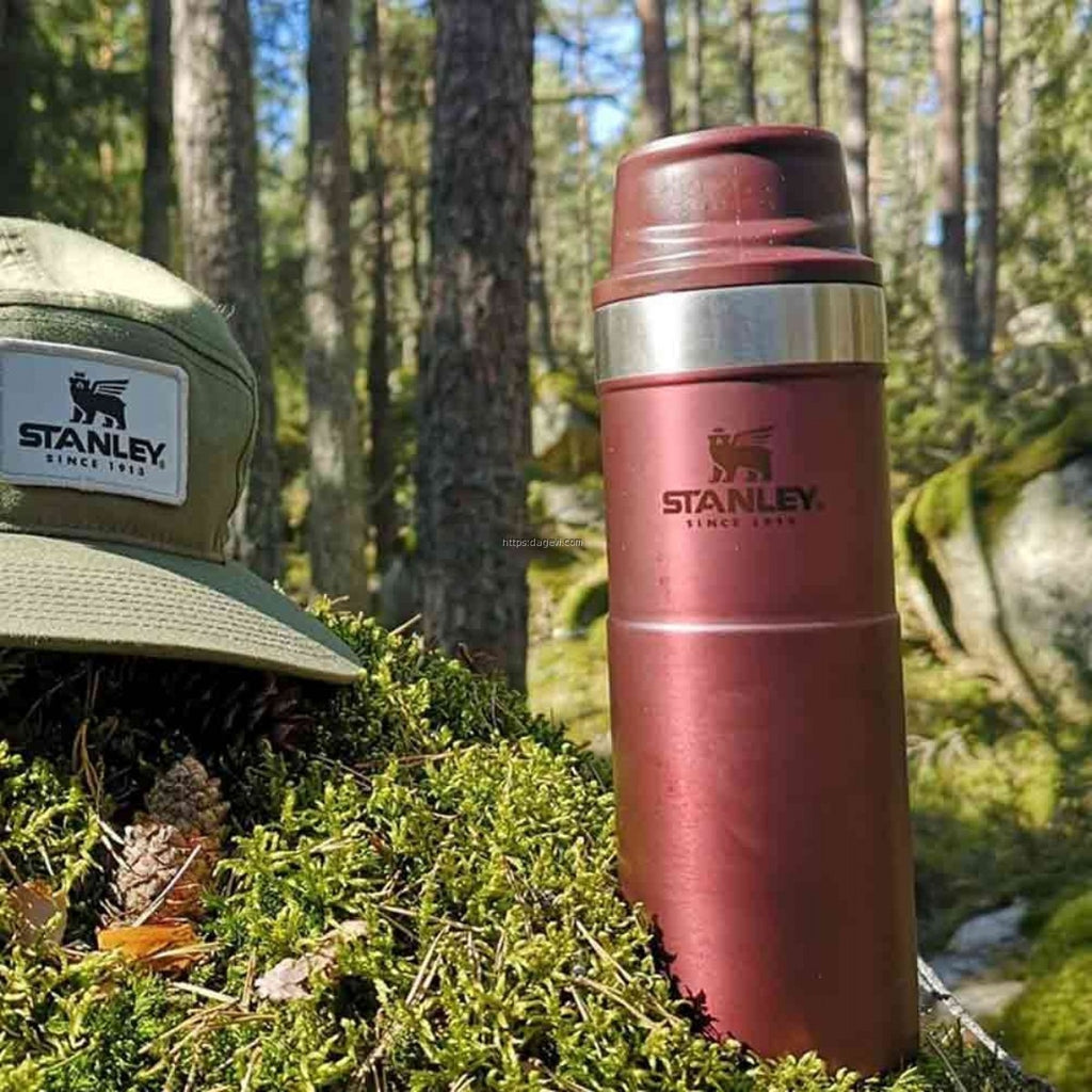 stanley-classic-trigger-action-travel-mug-0-47-outdoor