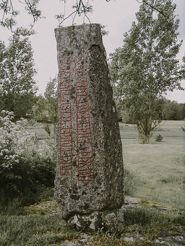 Nordic Tattoo Ancientskin - English: Detail of the runestone in Velanda (Vg 150, RAÄ-nr Väne-Åsaka 8:1), Väne-Åsaka parish, Väne hundred, Trollhättan municipality, Västergötland, Sweden. Here the inscription "þur uiki" > "Þórr vigi" > "Thor vigi" is shown, which is a Viking way of wishing for the blessing of the Old Norse god Thor. Svenska: Detalj av runstenen Velandastenen (Vg 150, RAÄ-nr Väne-Åsaka 8:1) i Velanda i Väne-Åsaka socken i Väne härad i Trollhättans kommun i Västergötland i Sverige. Här visas inskriptionen "þur uiki" > "Þórr vigi" > "Tor vige", som är ett vikingatida sätt att be om den fornnordiska guden Tors välsignelse.