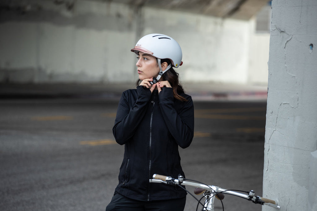 Casque vélo visière et cache oreille : maximisez votre confort