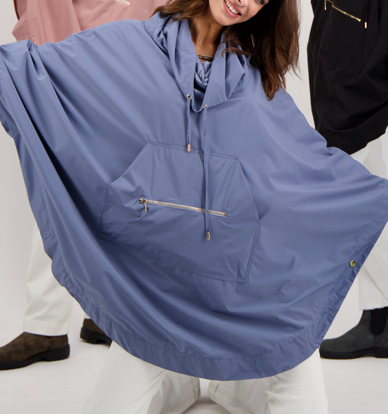 Look The Rain La Cape Indigo Wasserdichter Poncho mit Taschendetails