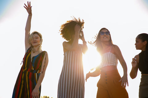 amiche che ballano in una giornata di sole divertendosi