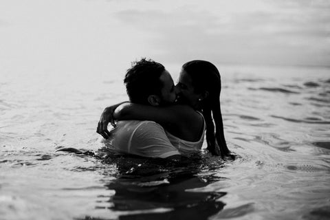 coppia che si bacia in acqua